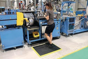 Arbeitsplatzbodenbelag L1200xB900xS18mm schwarz mit gelben Streifen PU COBA
